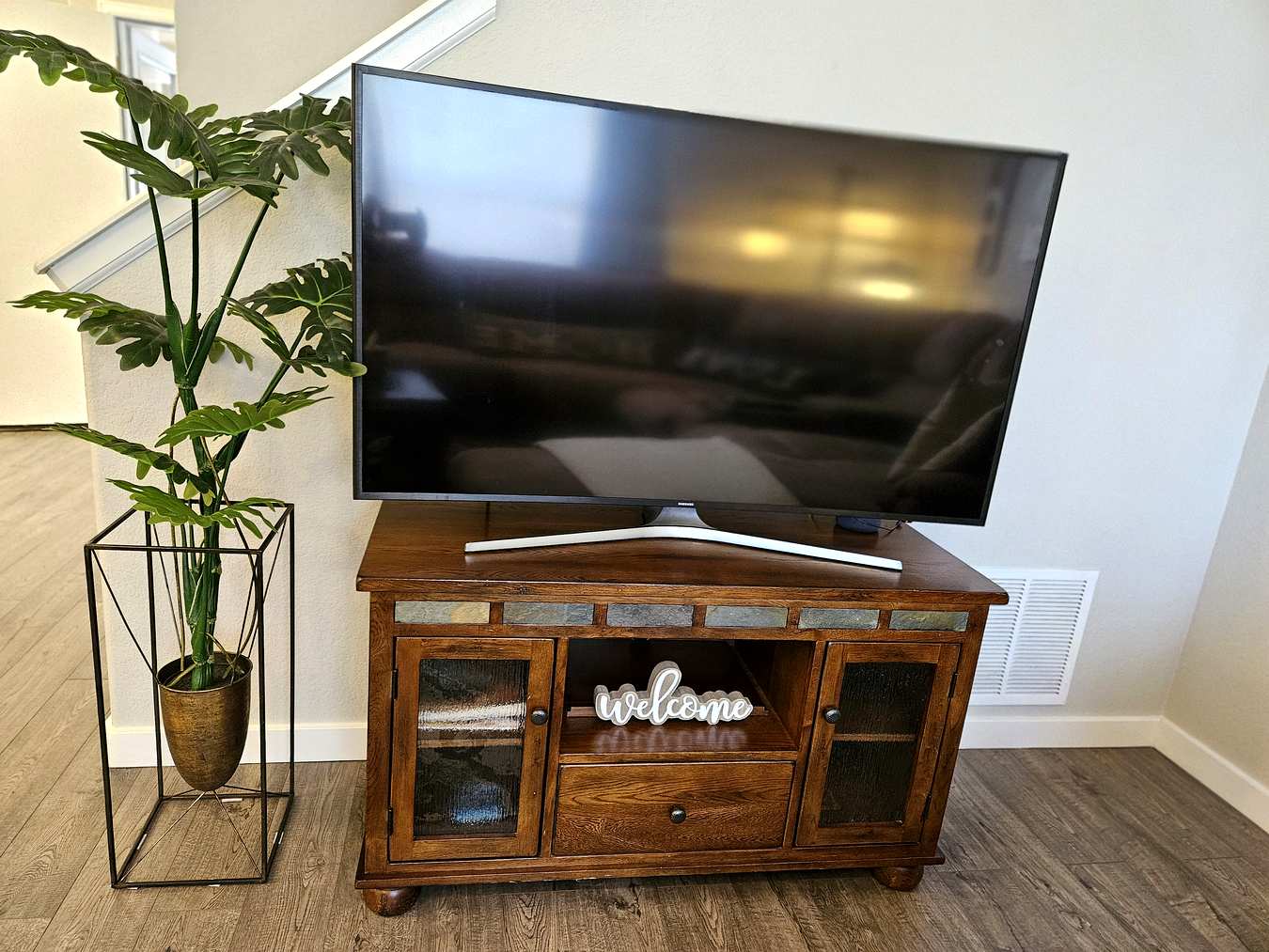 Samsung Smart TV and welcome sign in living area